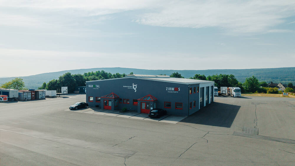 Eine Drohnenaufnahme zeigt das Firmengebäude der Firma Nahetal Logistik.